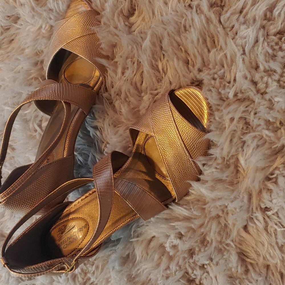 Life Stride with memory foam rose color heels. 7.5